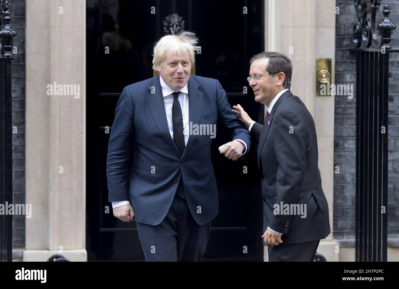 Der israelische Präsident Isaac Herzog trifft den britischen Premierminister Boris Johnson in der Downing Street 10 zu bilateralen Gesprächen in London, Großbritannien. 23rd. November 2021. Stockfoto