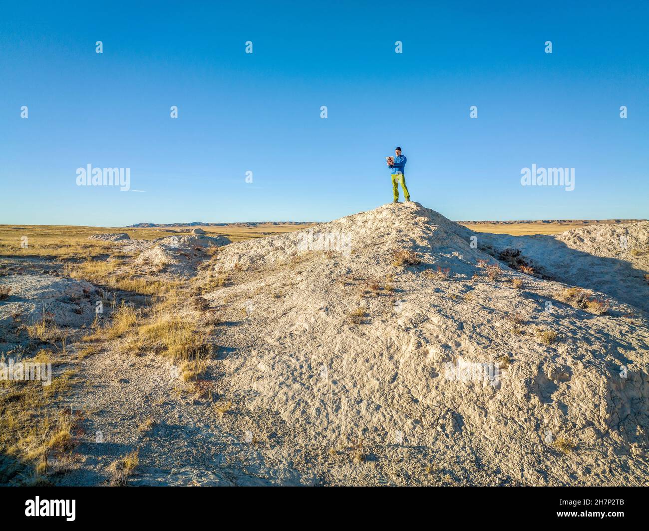 Drohnenpilot mit Tablet und Funksteuerung bei Badlands in der Colorado Prärie, Fallszenerie-Luftaufnahme Stockfoto