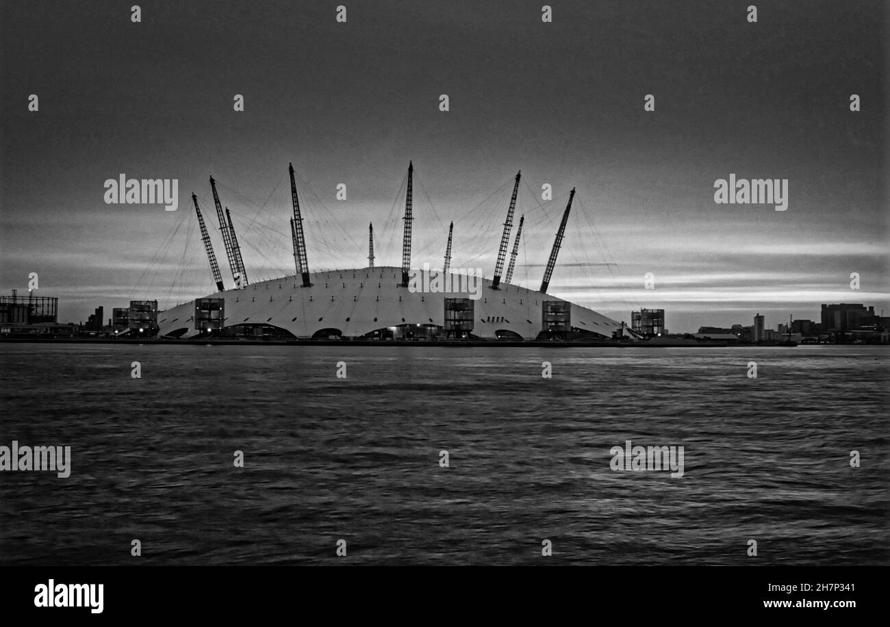 Sonnenaufgang am Millennium Dome, Millennium Way, Greenwich Peninsula, London, Großbritannien - 22. Dezember 1999. Stockfoto
