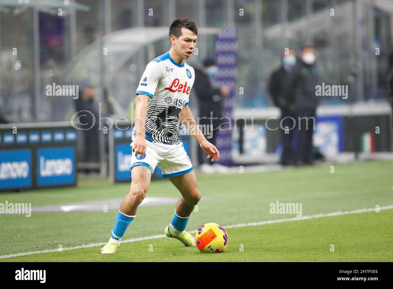 21. November 2021, Mailand, Italien: Italien, Mailand, 21 2021. november: Hirving Lozano (napoliischer Stürmer) dribbelt in der zweiten Halbzeit beim Fußballspiel FC INTER gegen NAPOLI, Serie A 2021-2022 day13, San Siro Stadion (Bildnachweis: © Fabrizio Andrea Bertani/Pacific Press via ZUMA Press Wire) Stockfoto