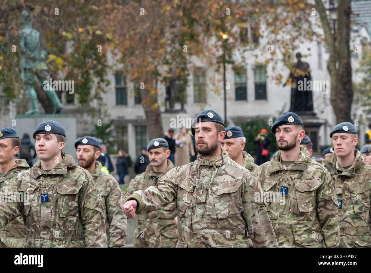 London, Großbritannien. 24th. November 2021. Parade und parlamentarischer Empfang für Mitarbeiter und Beamte, die an der Operation Pitting arbeiteten, die zur Evakuierung britischer Staatsbürger und teilnahmeberechtigter Afghanen aus Afghanistan arbeitete, als das Land an die Taliban fiel. Kredit: Ian Davidson/Alamy Live Nachrichten Stockfoto