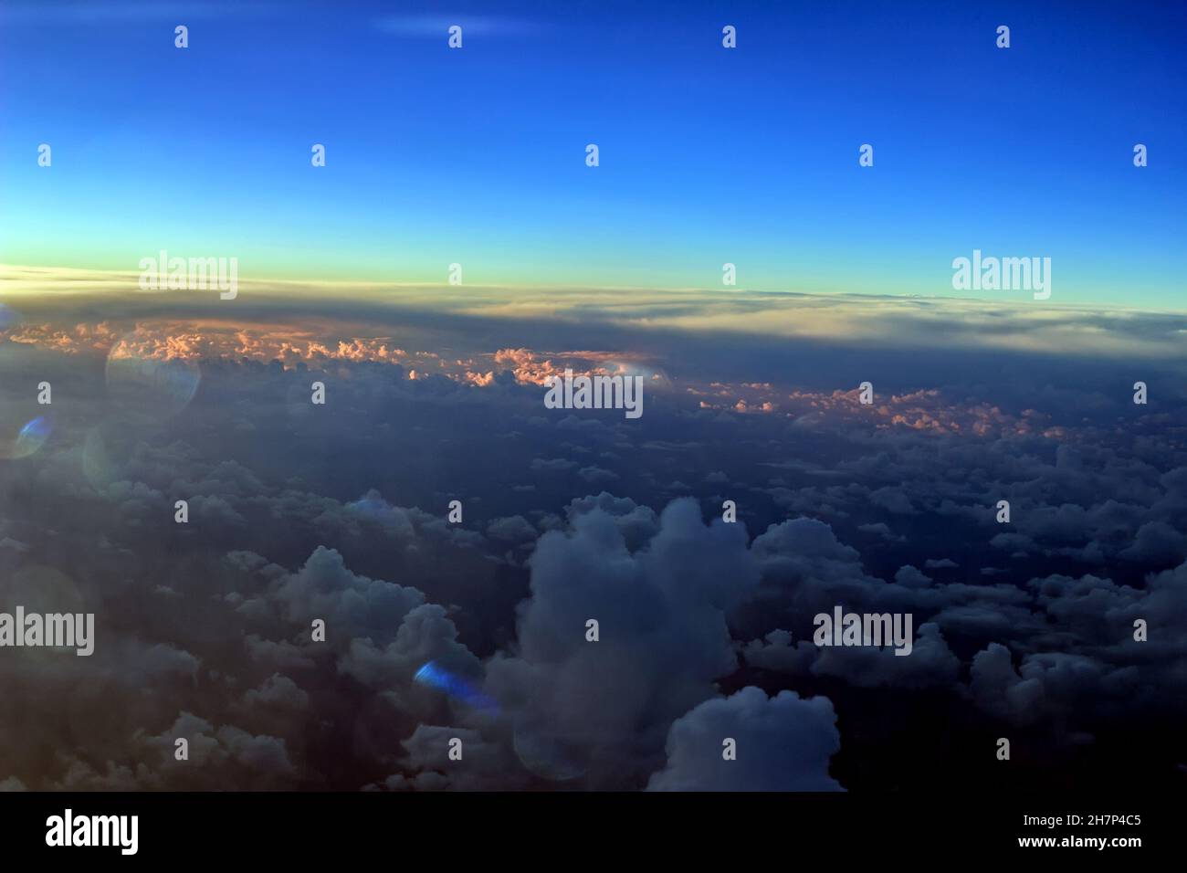 Hübsche bunte Wolken aus dem Flugzeugfenster für gute Laune und Inspiration Stockfoto