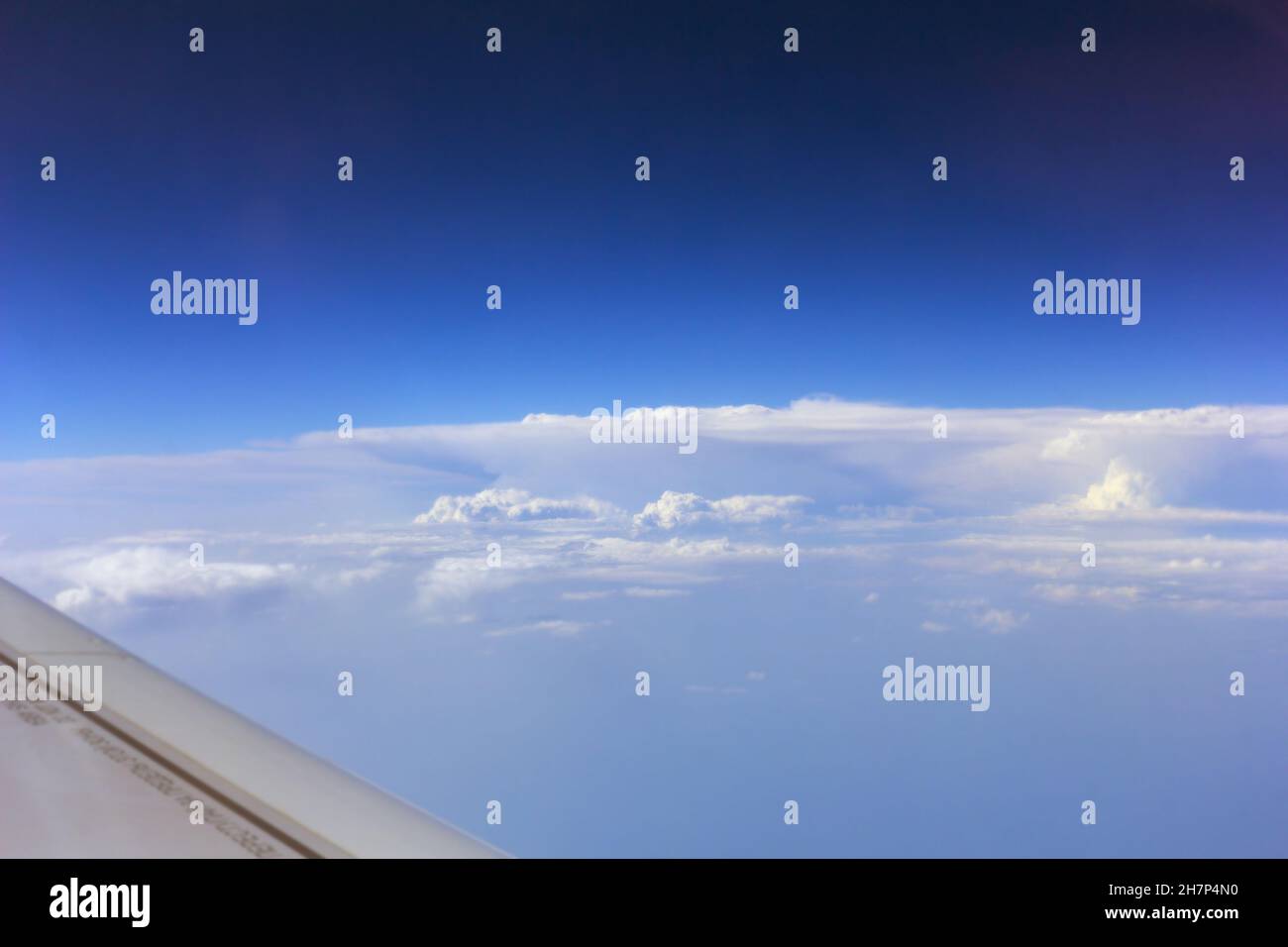 Echt hübsche weiße Wolken und blauer Himmel vom Flugzeugfenster Stockfoto