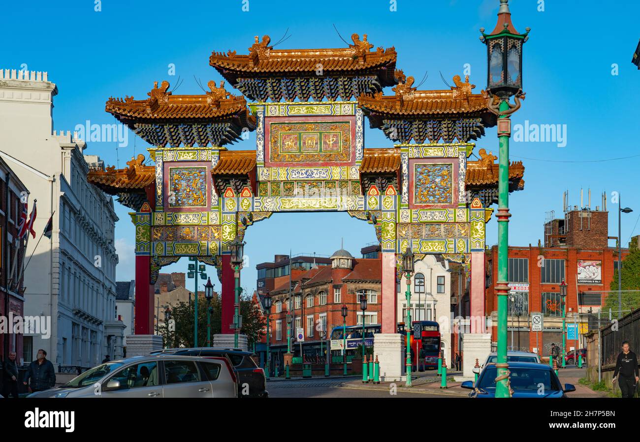 Der Chinese Arch an der Spitze der Nelson Street, Liverpool, der größte außerhalb Chinas. Aufnahme im Oktober 2021. Stockfoto