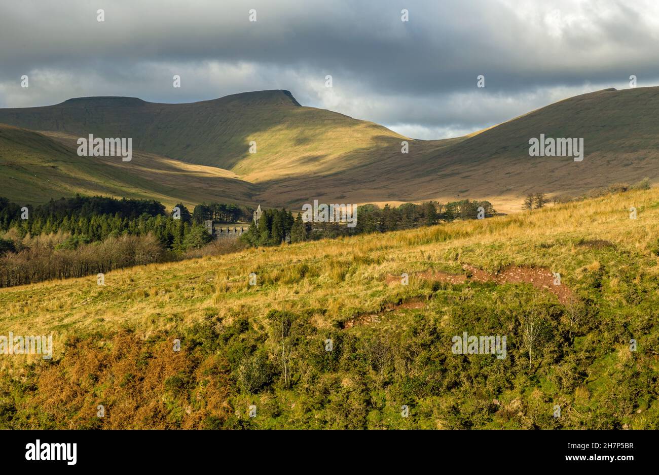 Eine Brecon Beacons Landschaft zeigt Corn Du, Pen y Fan und Cribyn an einem sonnigen Novembertag Stockfoto