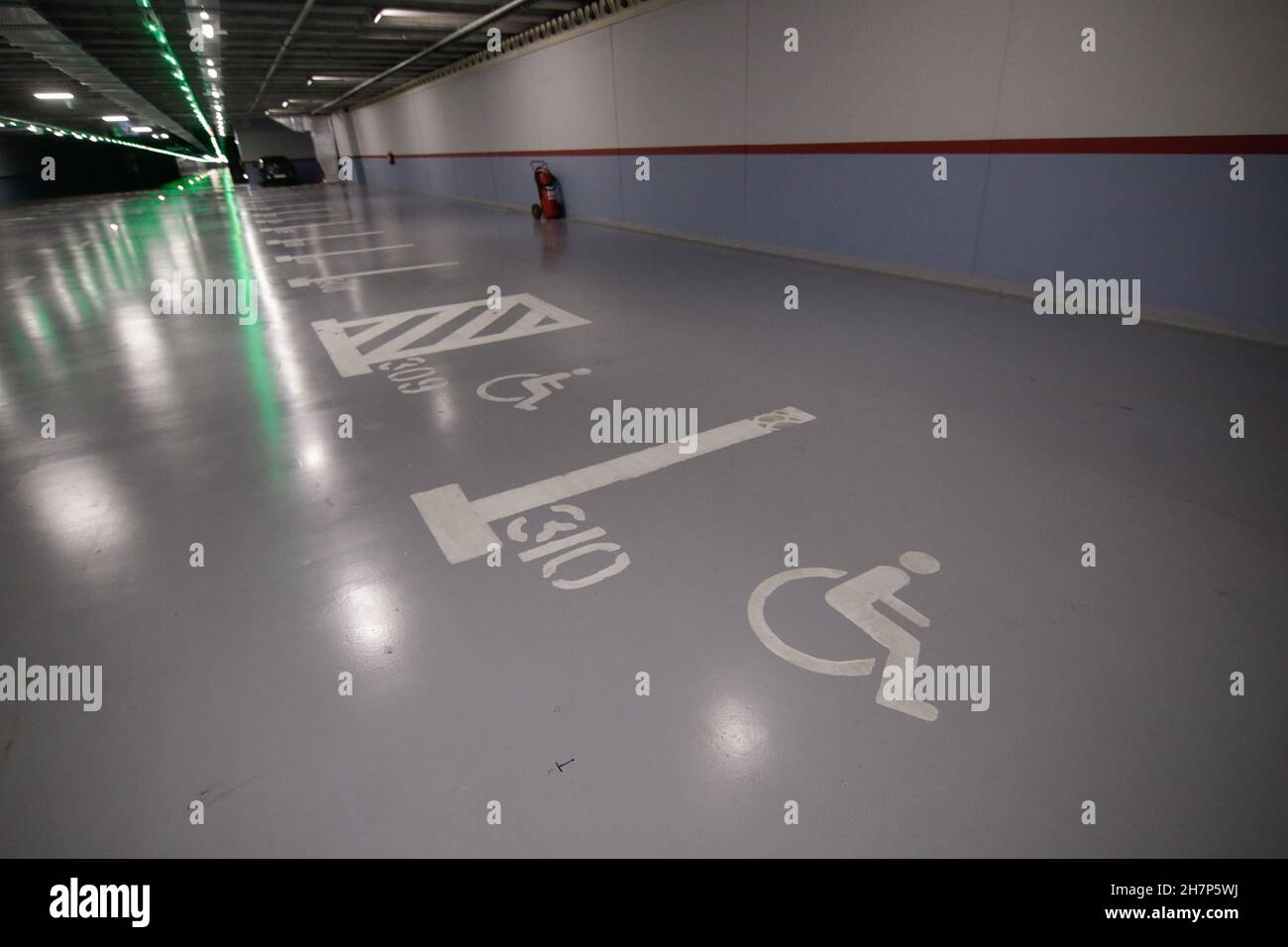 Bild mit geringer Schärfentiefe (selektiver Fokus) mit Parkplätzen für Menschen mit Behinderungen in einer Tiefgarage. Stockfoto