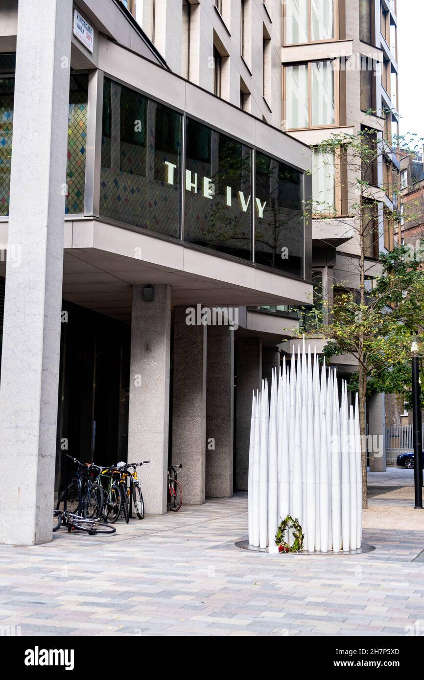 Victoria London England, Großbritannien, November 21 2021, The Ivy Celebrity Restaurant or Brasserie in Victoria Street London Haupteingang Stockfoto