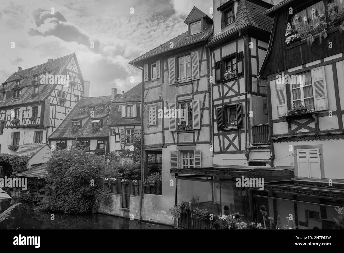 Berühmte Colmar Stadtansicht mit Little venice Wasserkanal traditionelle Fachwerkhäuser im Elsass, Frankreich.Touristenziel in Frankreich.Schwarz und w Stockfoto