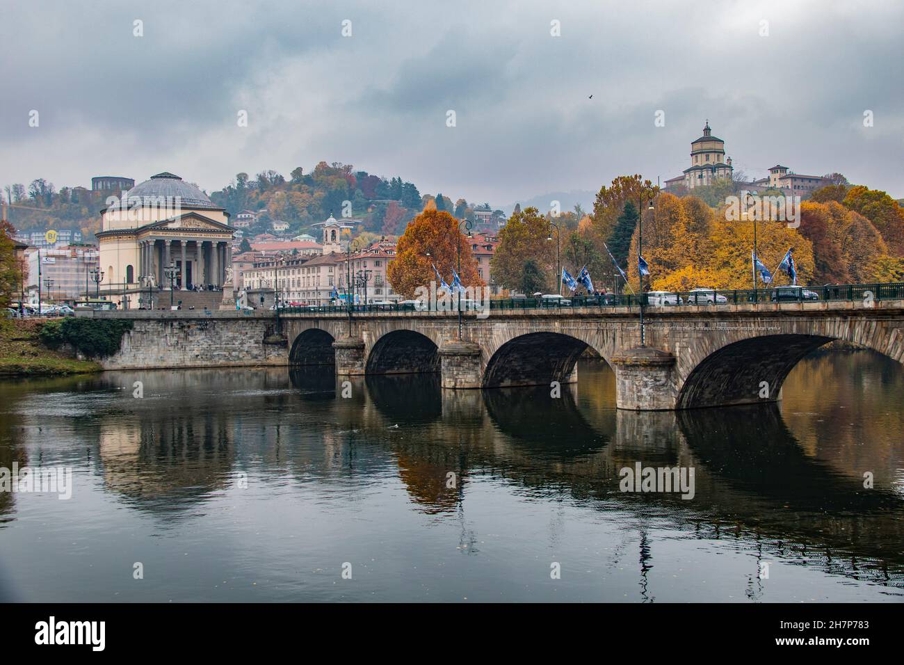 Die schöne Gran Madre di Dio, gelegen am Fluss Po in Turin (Turin) Italien, spiegelt sich in den ruhigen Gewässern des Flusses Po im Herbst wider Stockfoto