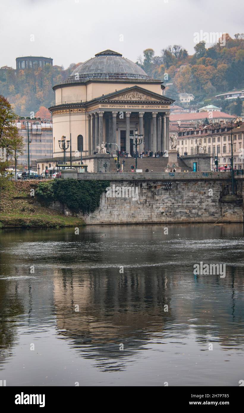 Die wunderschöne Gran Madre di Dio, die sich am Po in Turin (Turin) Italien befindet, spiegelt sich in den ruhigen Gewässern des Po im Herbst wider Stockfoto
