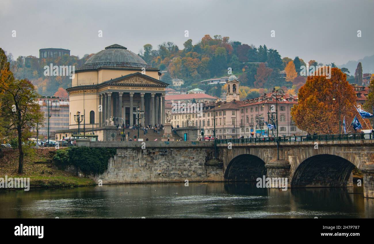 Die schöne Gran Madre di Dio, gelegen am Fluss Po in Turin (Turin) Italien, spiegelt sich in den ruhigen Gewässern des Flusses Po im Herbst wider Stockfoto