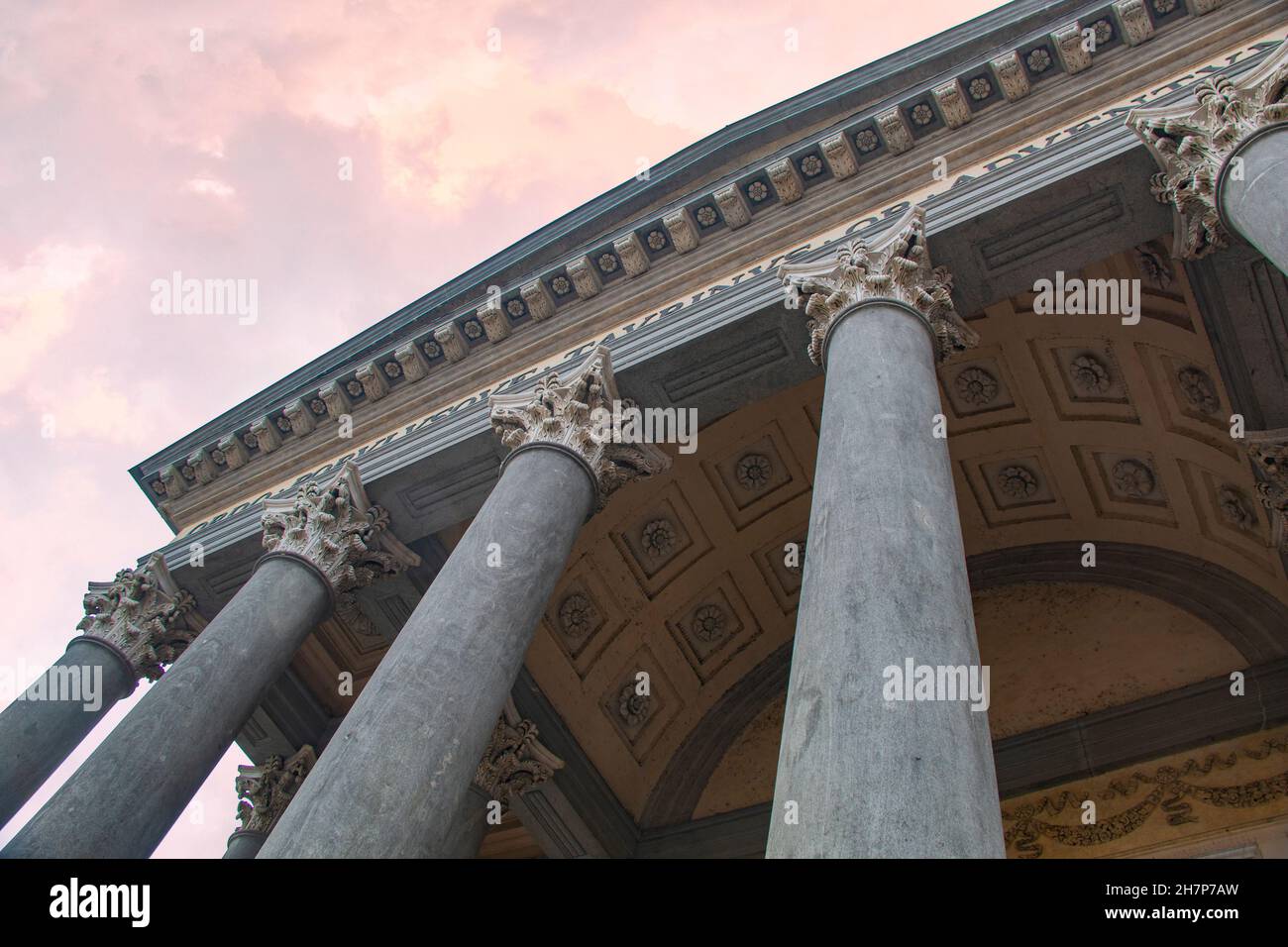 Der beeindruckende Säuleneingang zur Gran Madre di Dio, Turin (Turin), Piemonte, Italien - eine wunderschöne neoklassizistische Kirche am Fluss Po Stockfoto