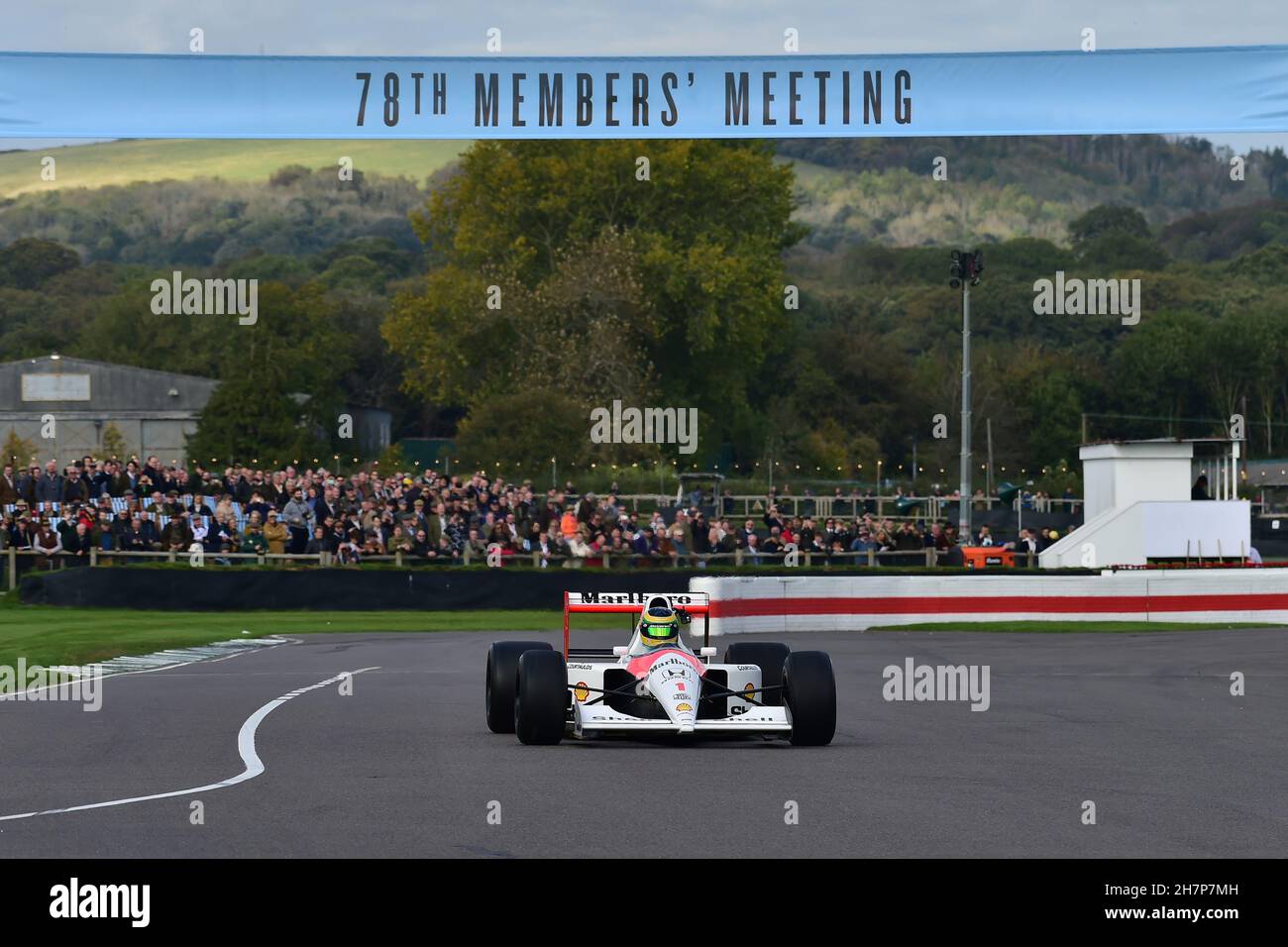 Bruno Senna, geht auf die Strecke in seinem Onkel Ayrton Sennas McLaren-Honda MP4/6, Ayrton in F1, Eine spezielle Demonstration, die die 30 Jahre si feiert Stockfoto