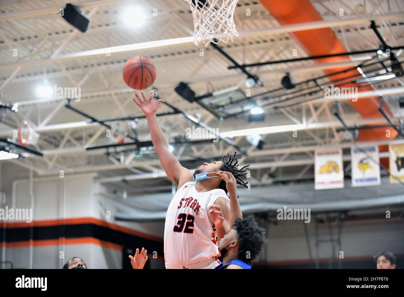USA. Der Spieler dehnte sich vollständig aus, um sich einen offensiven Rebound zu sichern. Stockfoto
