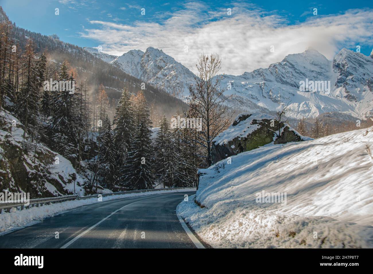 Atemberaubende verschneite Landschaft des Nationalparks Gran Paradiso, in der Nähe von Turin, Piemonte, Italien im Herbst Stockfoto