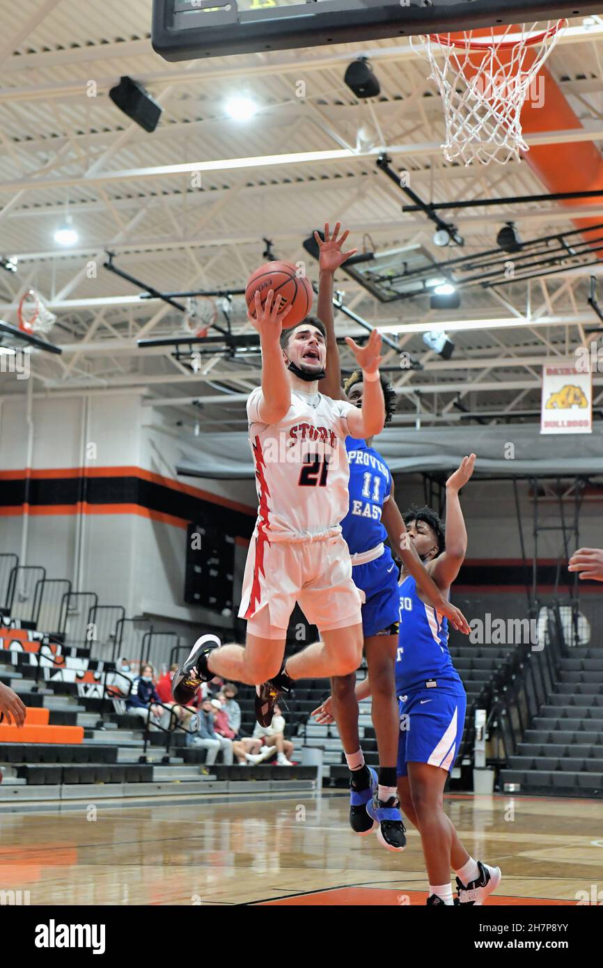USA. Der Spieler legt den letzten Schliff auf eine Layup-Anstrengung vor einem Verteidiger. Stockfoto