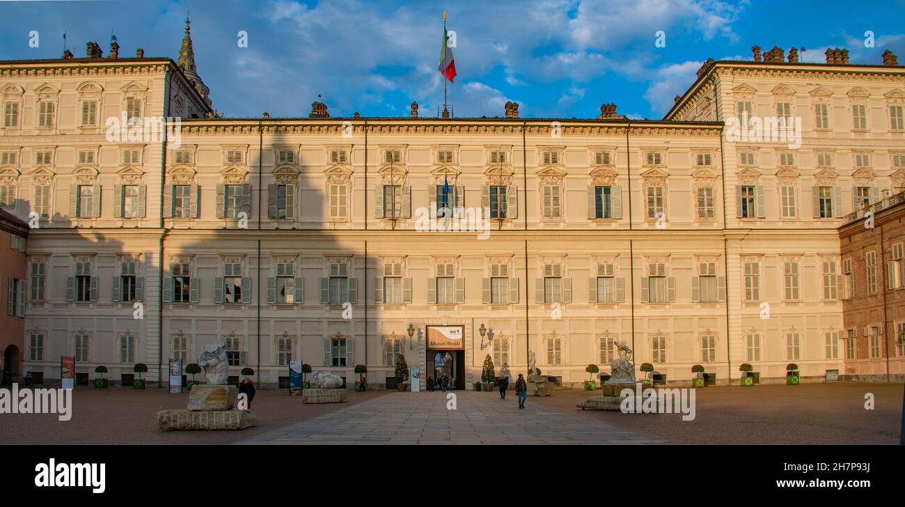 Die schöne neoklassizistische Fassade des Palazzo reale di Torino (Königlicher Palast von turin) in der Abenddämmerung, Turin, Piemont, Italien Stockfoto