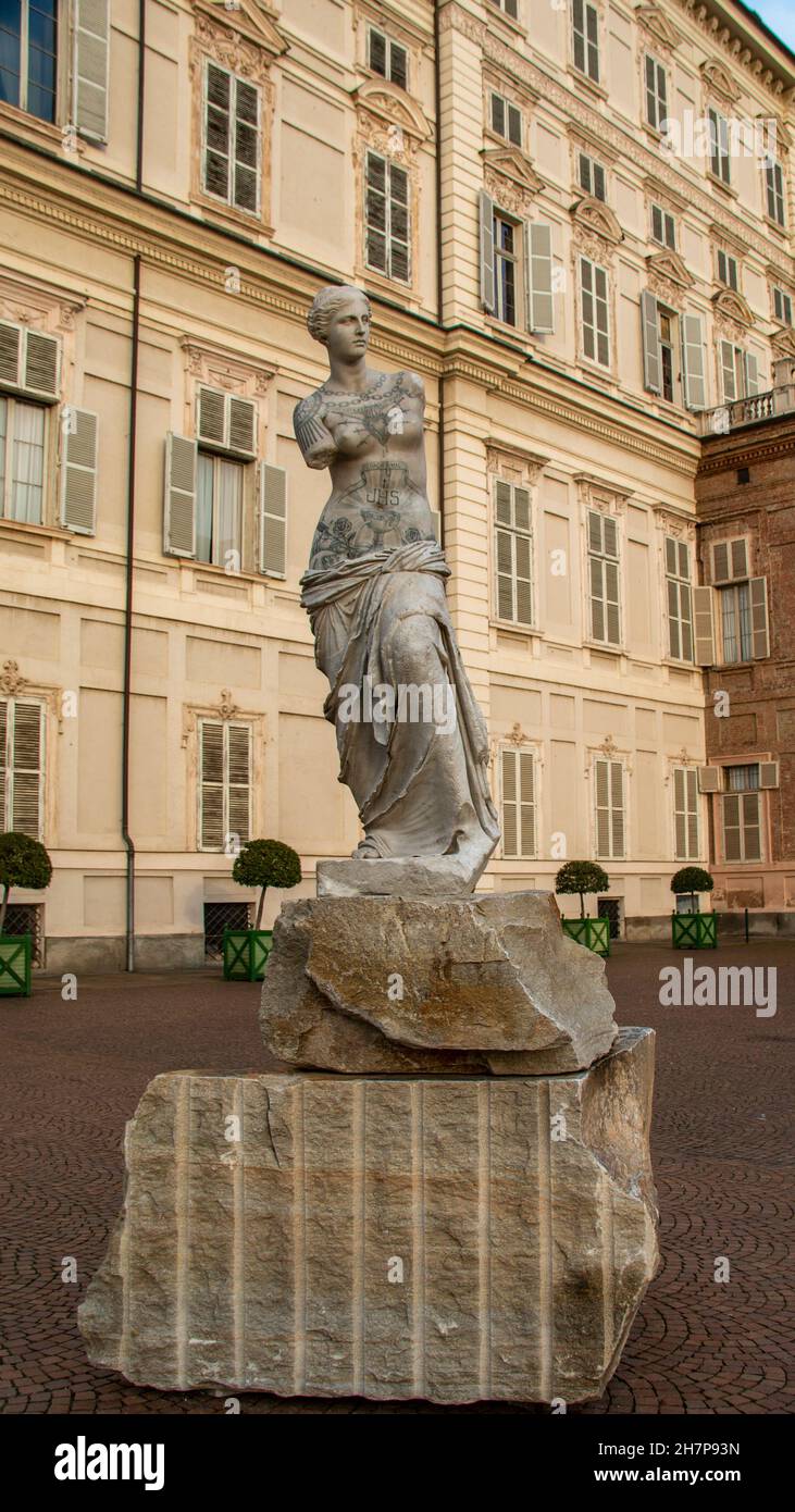 Moderne Skulptur (Fabio Viale, Venus de Milo) vor dem Palazzo reale di Torino (Königlicher Palast von Turin) in der Abenddämmerung, Turin, Piemont, Italien Stockfoto