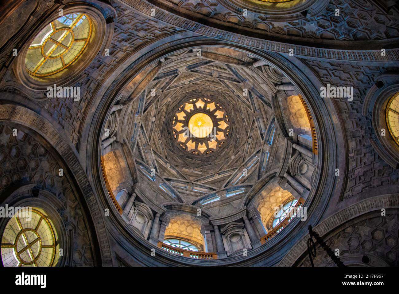 Atemberaubende Innenansicht der Kuppel der Cappella della Sacra Sindone (Kapelle des Heiligen Grabtuchs), Piazza San Giovanni, Turin, Piemont, Italien Stockfoto