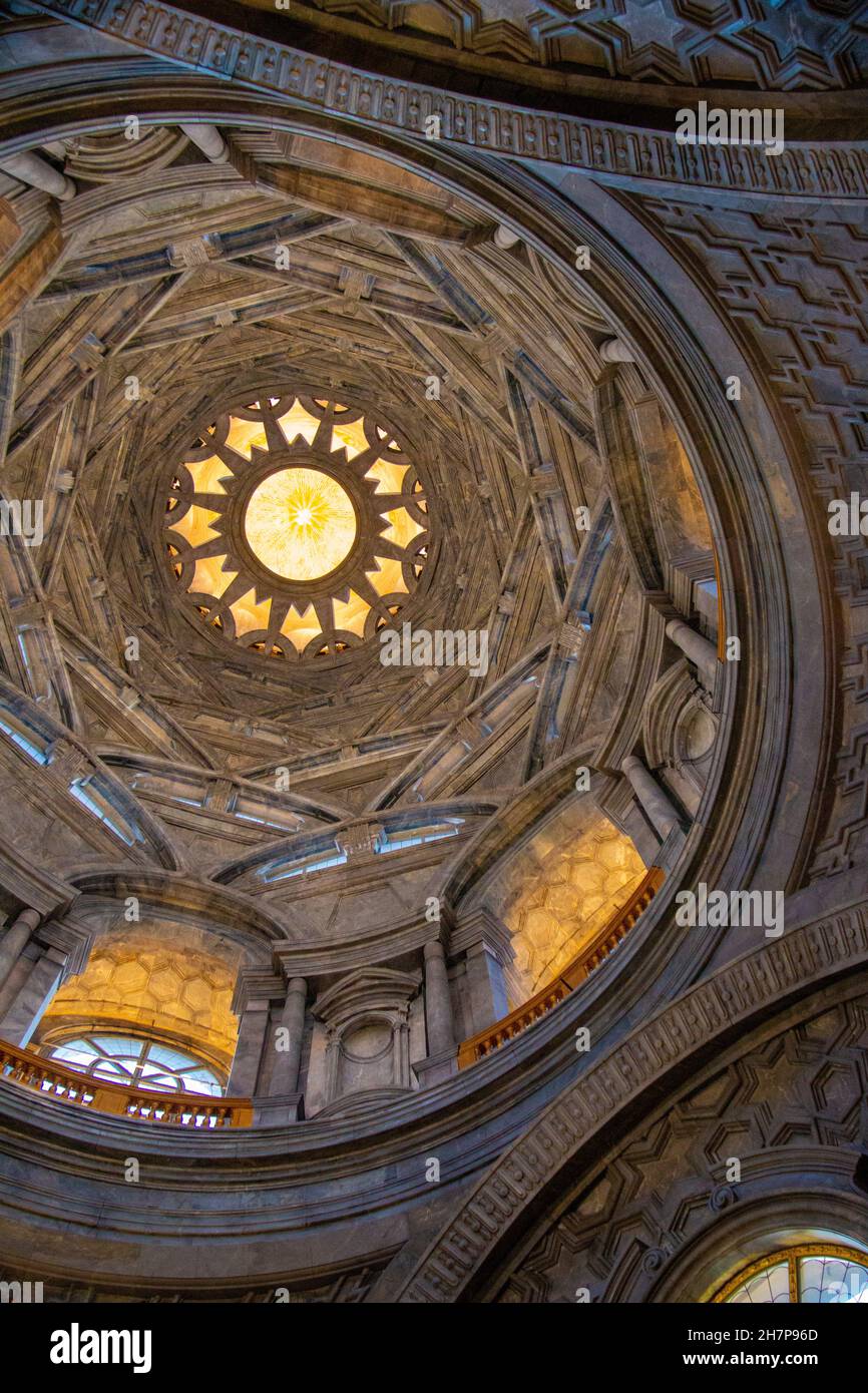 Atemberaubende Innenansicht der Kuppel der Cappella della Sacra Sindone (Kapelle des Heiligen Grabtuchs), Piazza San Giovanni, Turin, Piemont, Italien Stockfoto