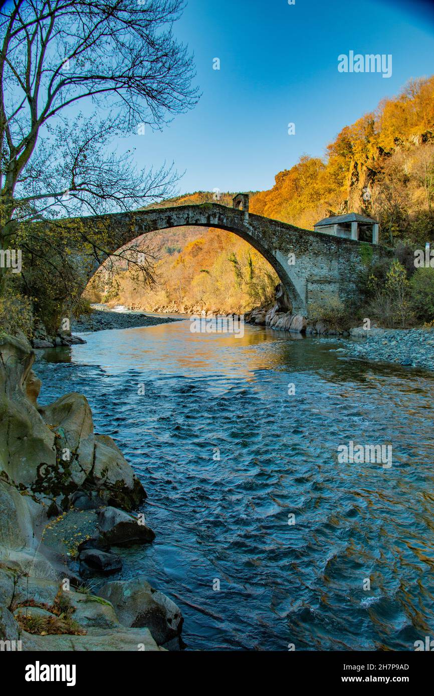 Teufelsbrücke oder Ponte del Diavolo, erbaut im Jahr 1376, befindet sich in einer Schlucht mit steilen Mauern, die durch den Fluss Stura, Lanzo, Piemonte, ES geschnitzt Stockfoto