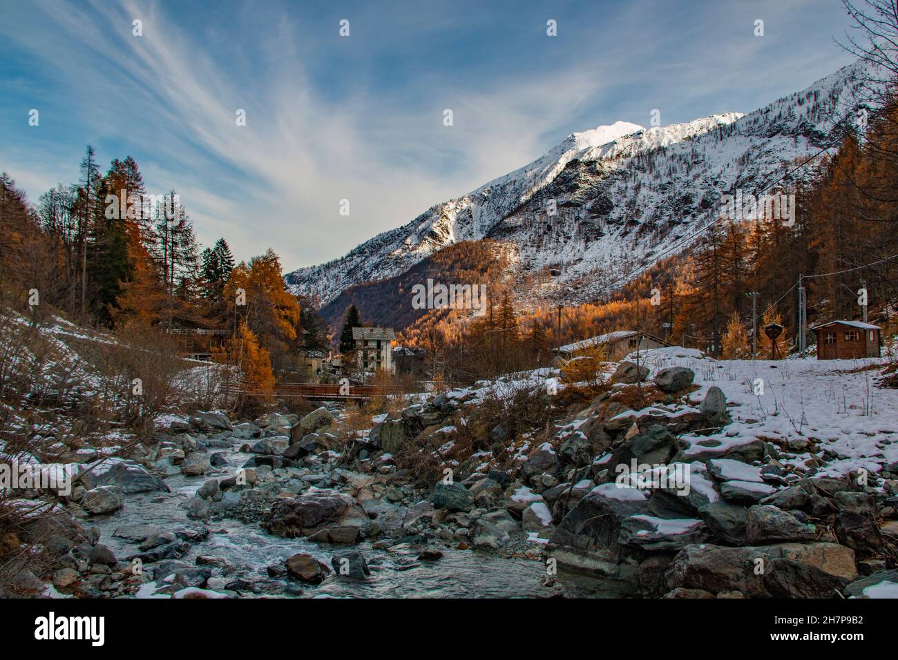 Schöne Comune di Balme auf dem Weg nach Pain della Mussa im Schnee an einem hellen Herbsttag, Piemonte, Italien Stockfoto