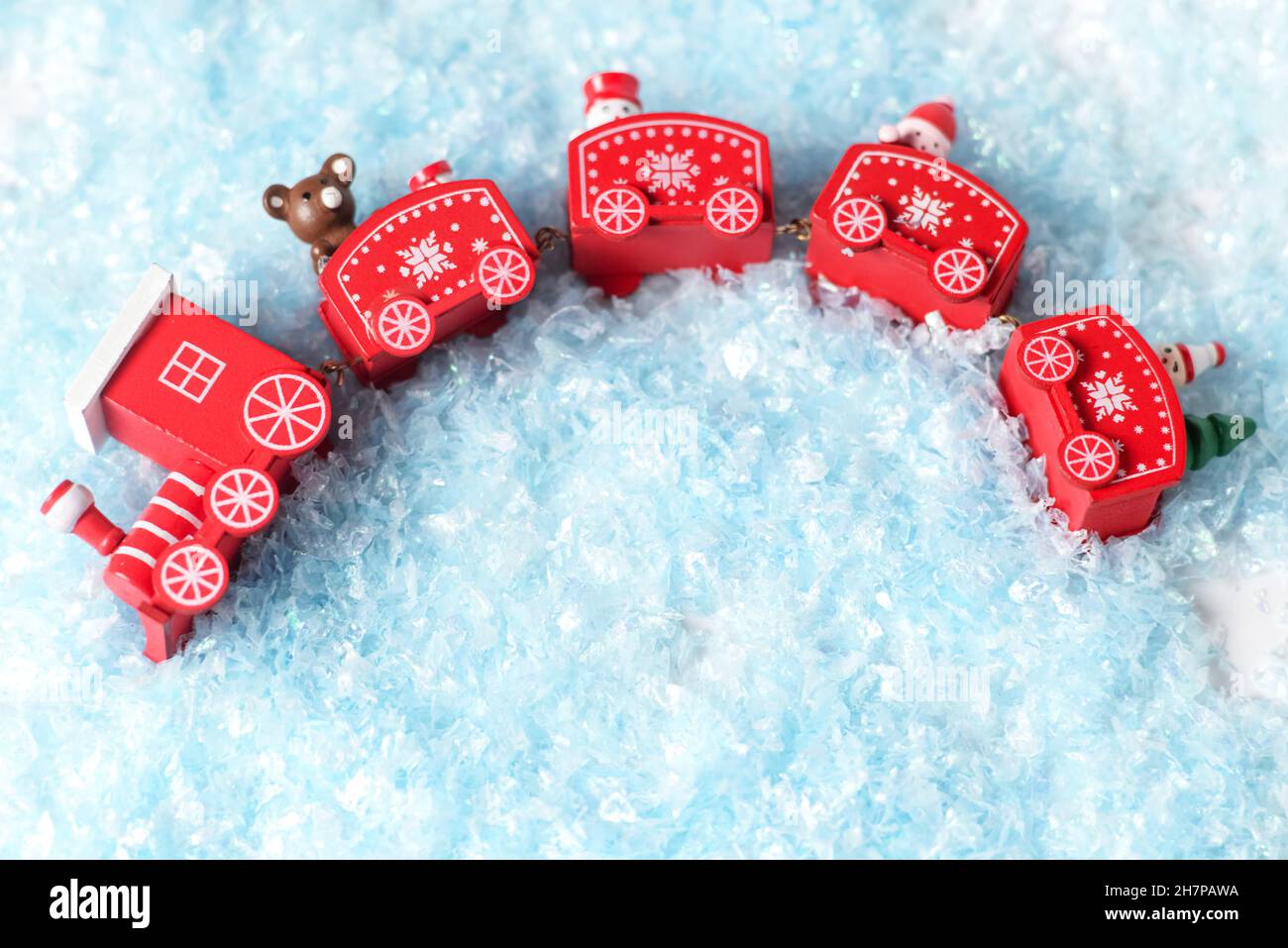 Neujahr, Weihnachten rot Spielzeug Zug im Schnee. Stockfoto