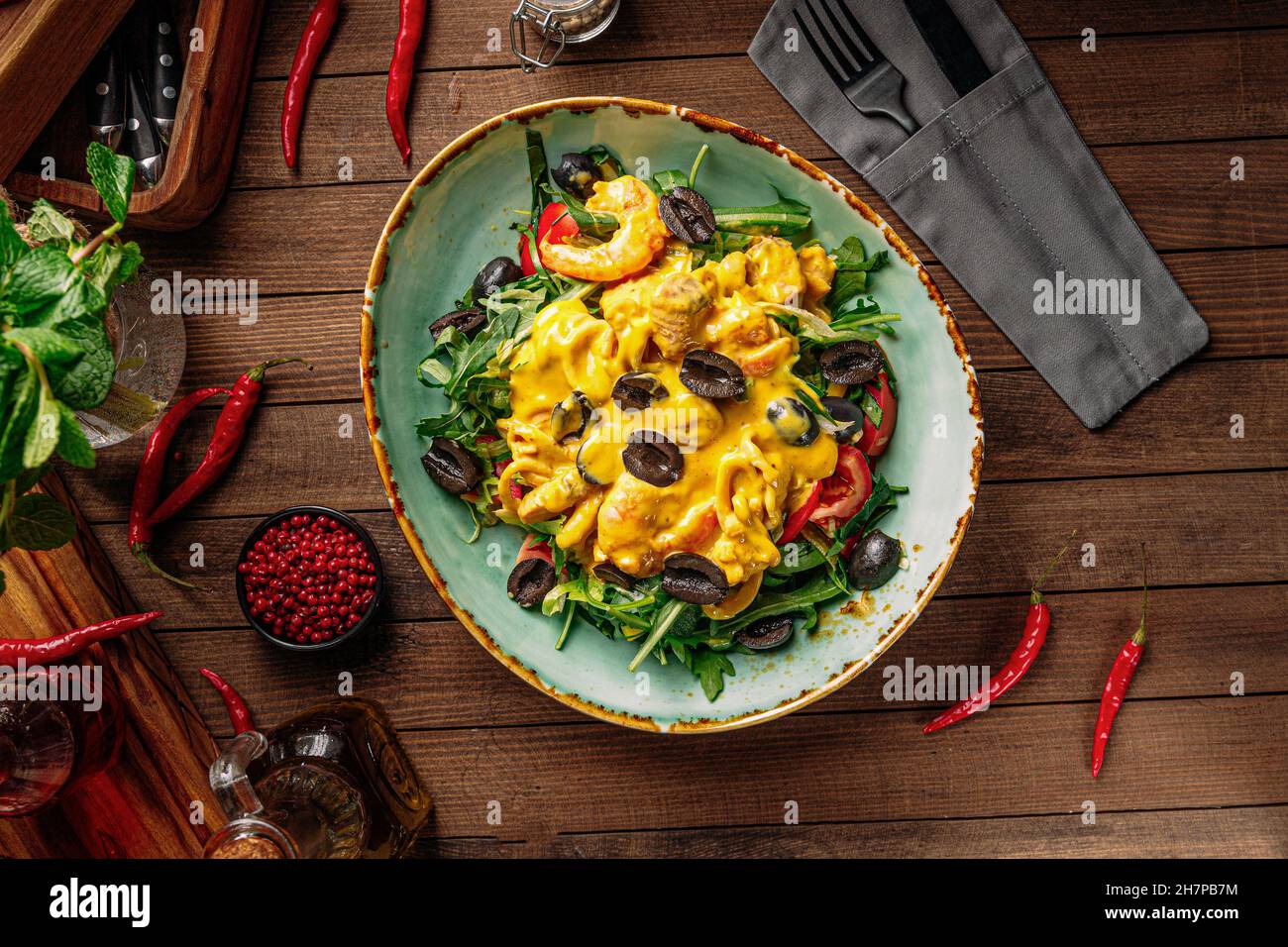 Gourmet-Salat mit Meeresfrüchten und Gemüse Stockfoto