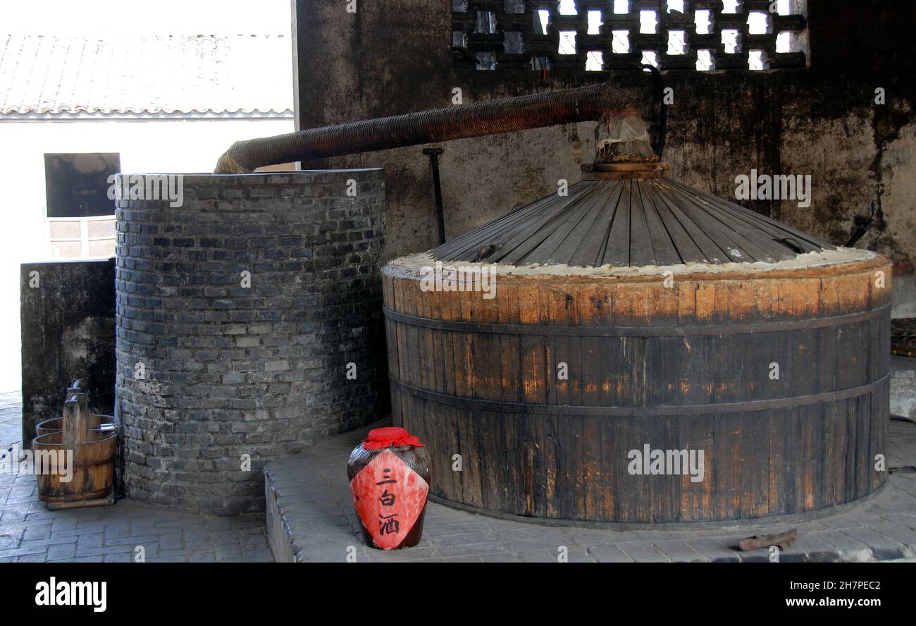 Wuzhen Water Town, Provinz Zhejiang, China. Eine Destille zur Herstellung von bai jiu, einem chinesischen alkoholischen Getränk. Diese Destillerie gärt auch Reiswein. Stockfoto