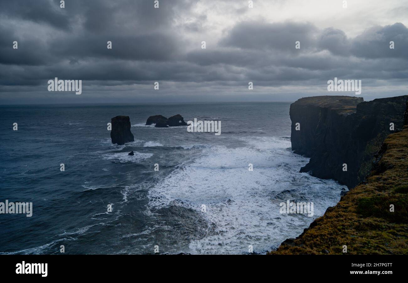 Dyrhólaey, früher von Seeleuten als Cape Portland bekannt, ist ein kleines Vorgebirge an der Südküste Islands, nicht weit vom Dorf Vík entfernt. Stockfoto