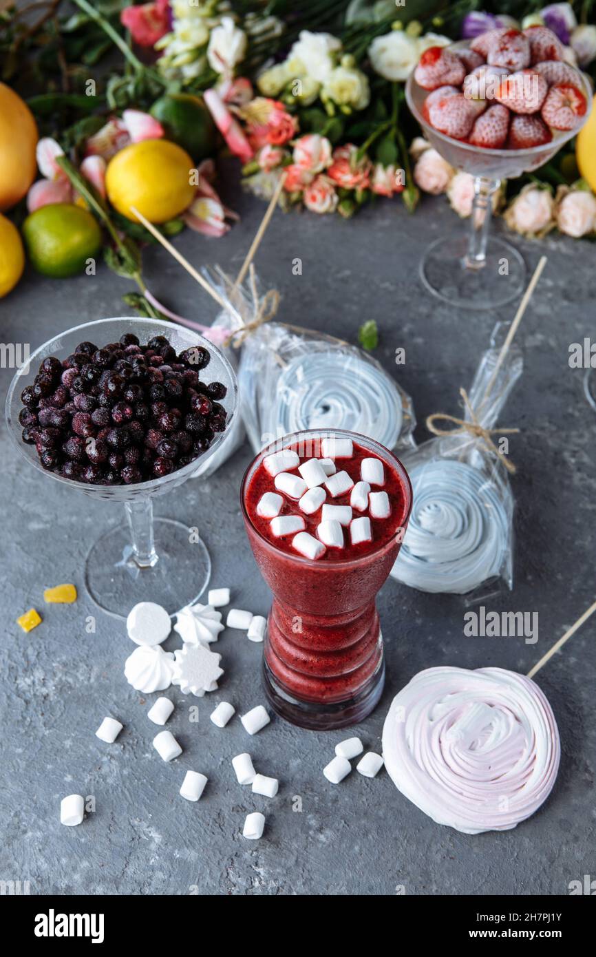 Bio Heidelbeere Smoothy gemacht mit frischen Zutaten Stockfoto