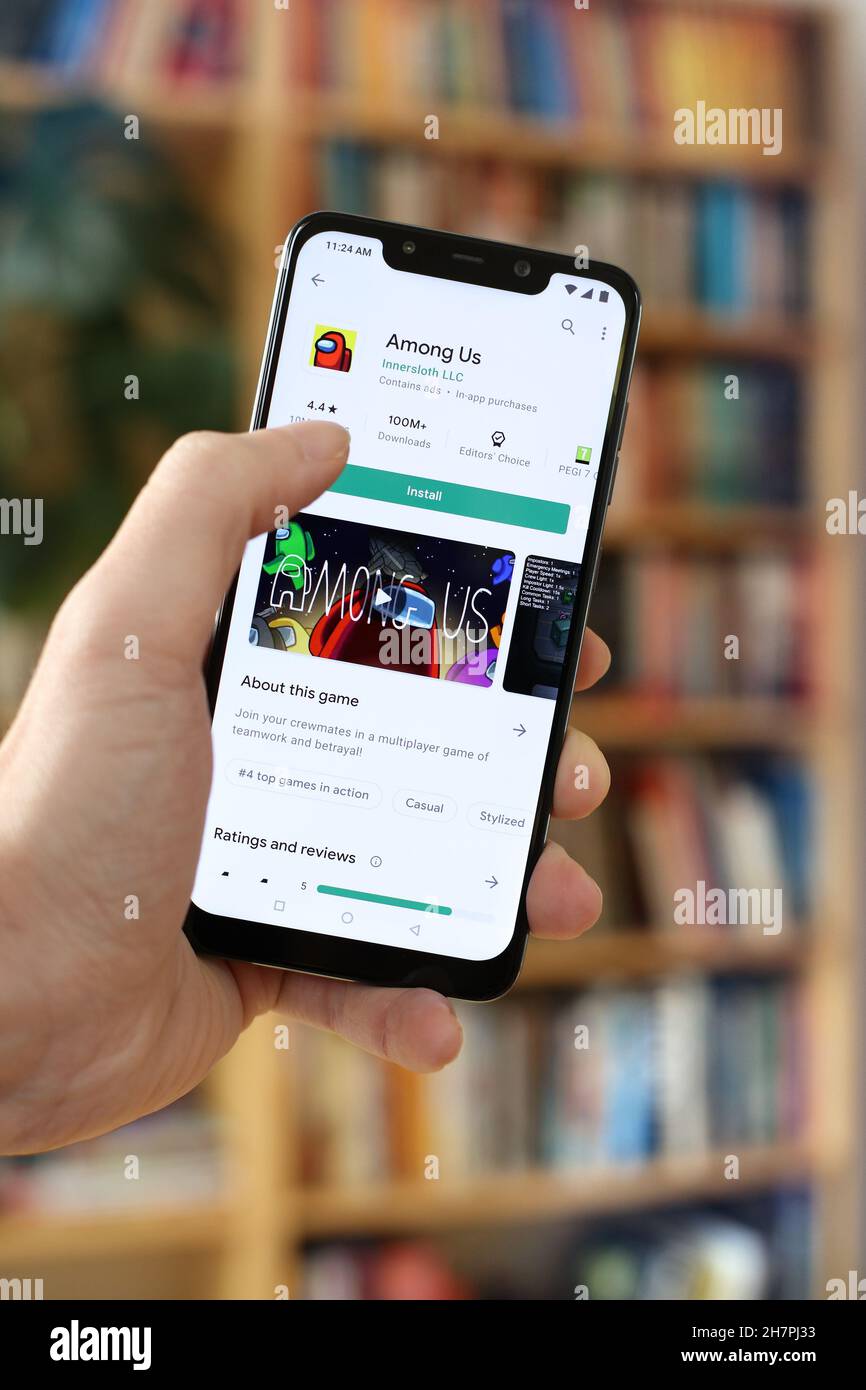 WARSCHAU, POLEN - 29. JANUAR 2021: Benutzer installieren unter uns Handy-Spiel auf einem Android-Betriebssystem, Xiaomi Marke Smartphone. Stockfoto