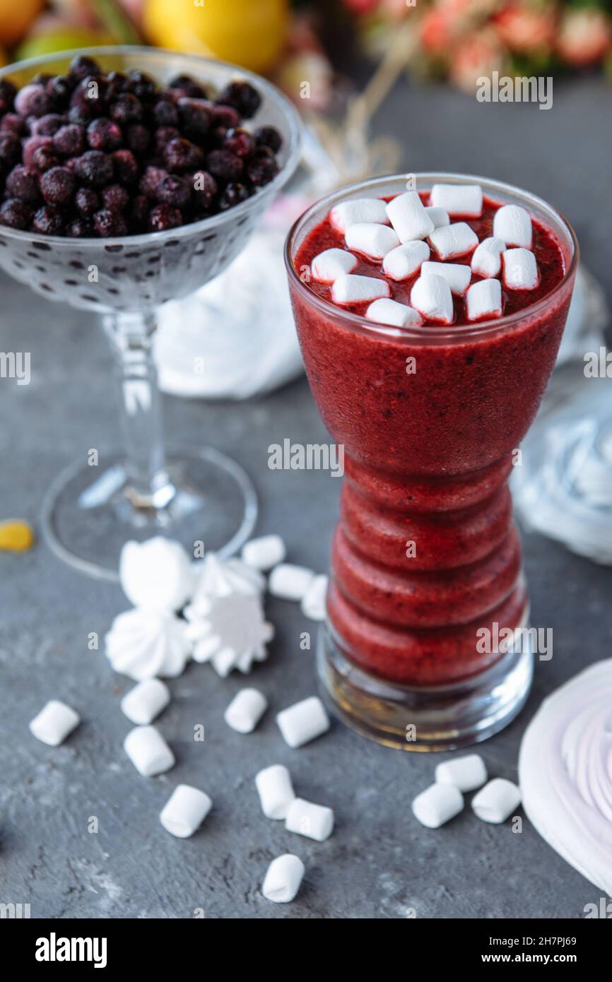 Bio Heidelbeere Smoothy gemacht mit frischen Zutaten Stockfoto