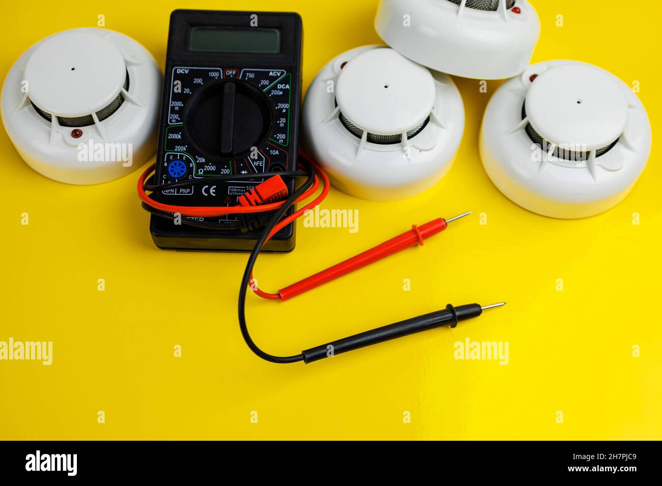 Installation eines neuen Brandmeldesystems, Smart Home Stockfoto