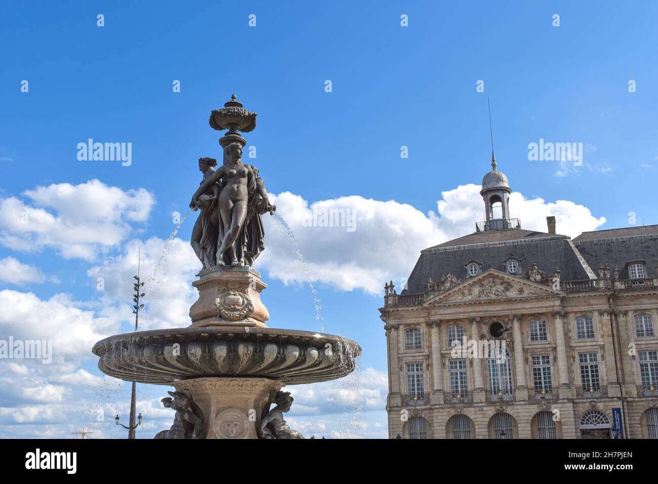 Bordeaux, Frankreich - 17. Sep 2021: Detail des Brunnens der drei Grazien im Zentrum der französischen Stadt. Das Hotel liegt am berühmten Place de la Stockfoto