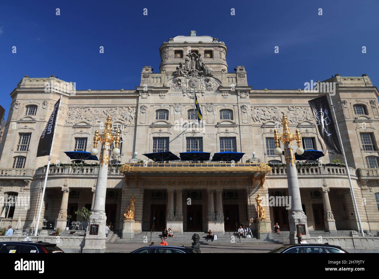 STOCKHOLM, Schweden - 24 AUGUST, 2018: die Menschen besuchen Königliche Dramatische Theater (Dramaten) in Stockholm, Schweden. Stockholm ist die Hauptstadt und m Stockfoto