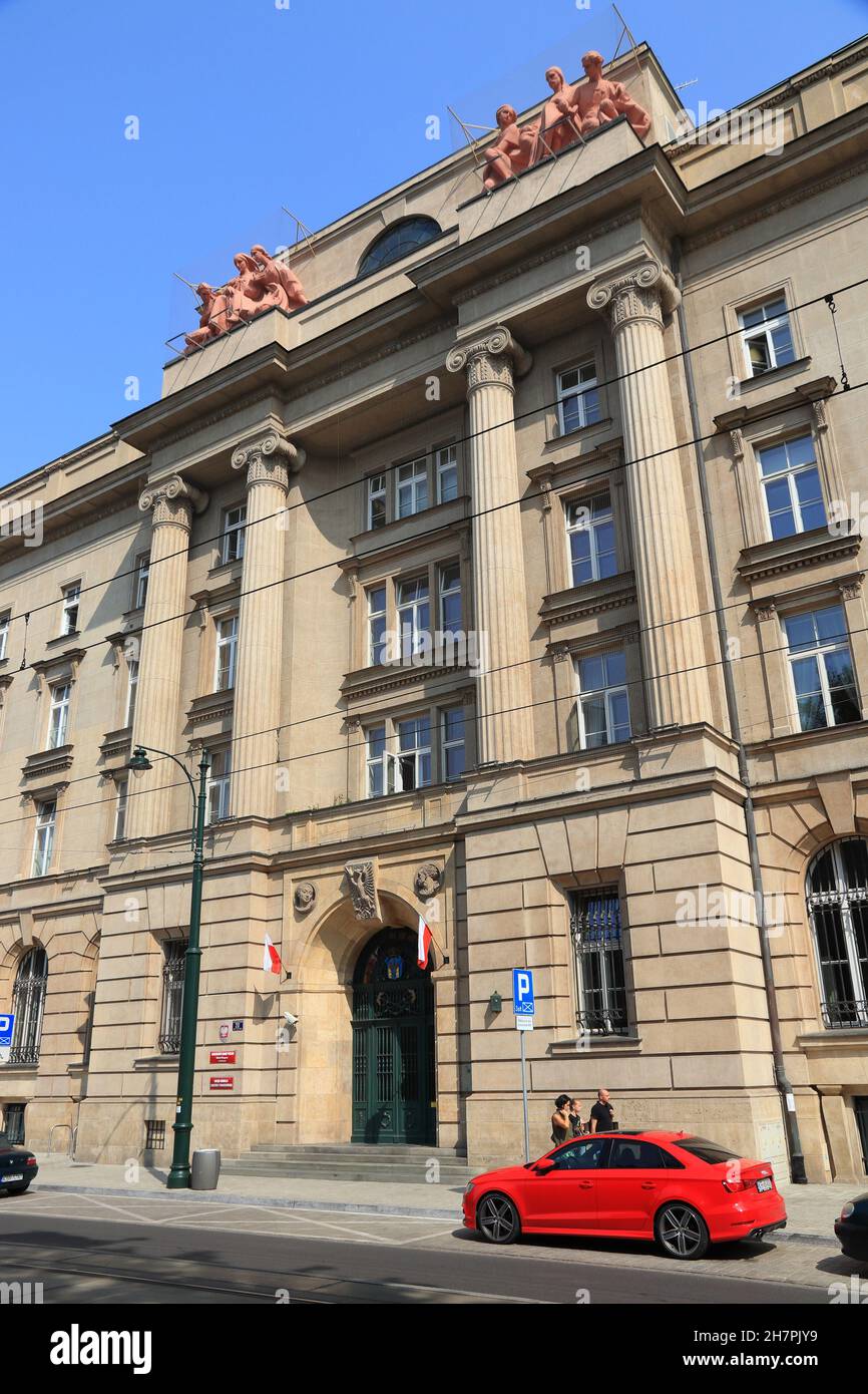 KRAKAU, POLEN – 28. AUGUST 2018: Narodowy Bank Polski (Polnische Nationalbank) und Urzad Komisji Nadzoru Finansowego (Finanzaufsichtsbehörde) Stockfoto