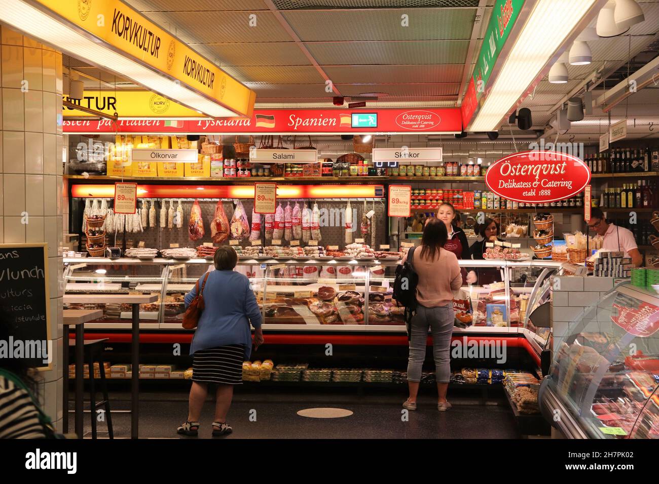 STOCKHOLM, Schweden - 23 AUGUST, 2018: die Menschen besuchen Hotorgshallen Saluhall Markt in Stockholm. Es ist einer der größten Marktplätze in Schweden. Stockfoto