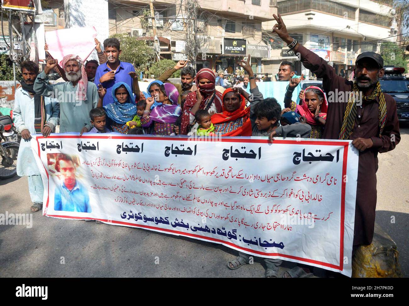 Die Bewohner von Kotri veranstalten am Mittwoch, dem 24. November 2021, im Hyderabad-Presseclub eine Protestdemonstration gegen die hohe Händigkeit einflussreicher Menschen. Stockfoto