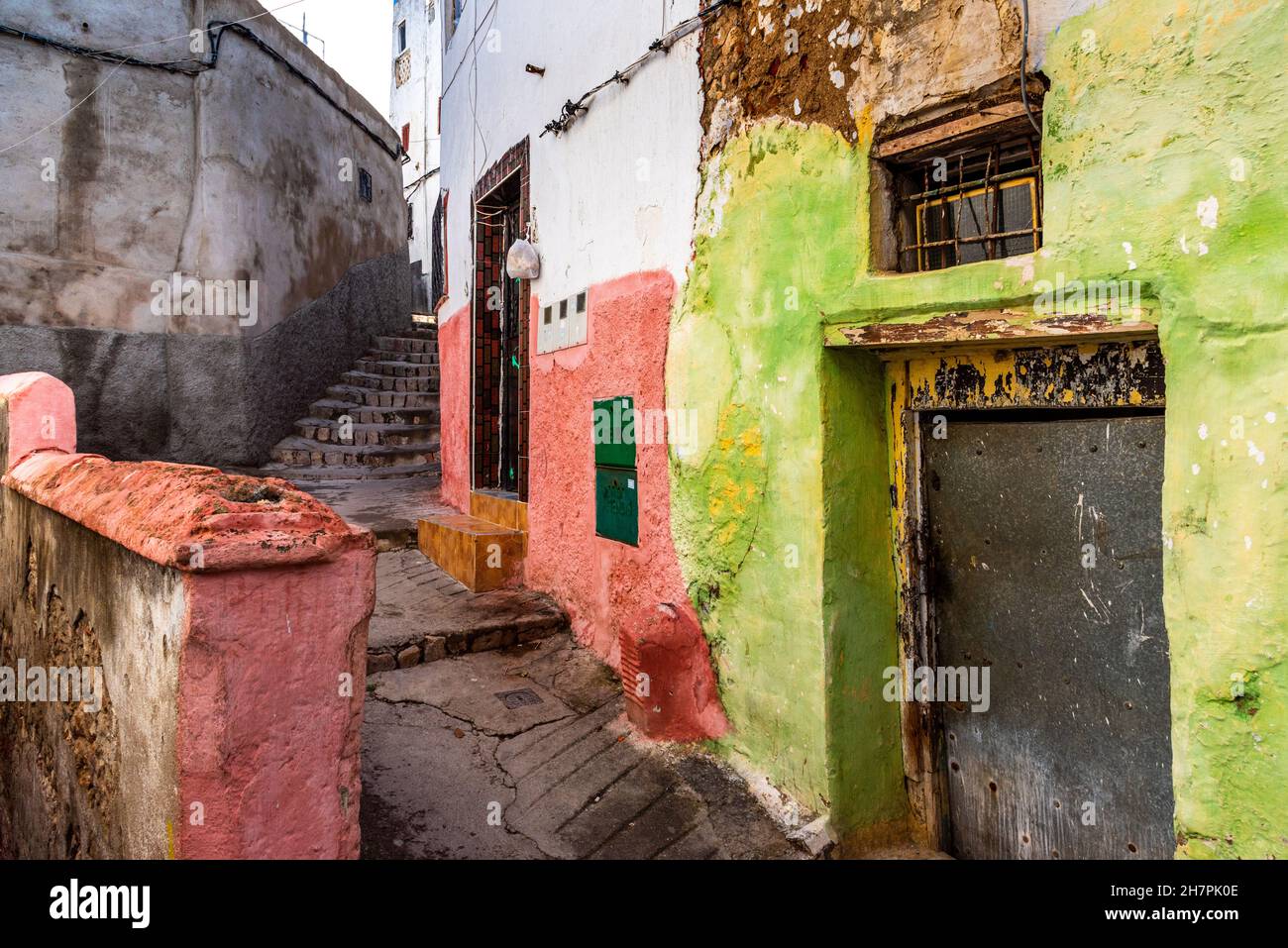 In der Medina von Tetouan in Marokko. Die hell gestrichenen Wände, rosarot und grün, und die engen Straßen und Treppen der Medina Stockfoto