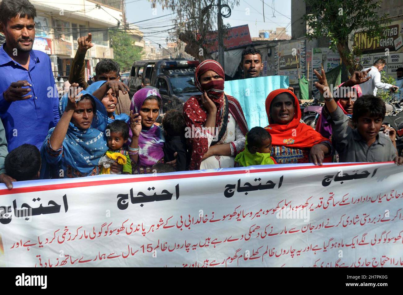 Die Bewohner von Kotri veranstalten am Mittwoch, dem 24. November 2021, im Hyderabad-Presseclub eine Protestdemonstration gegen die hohe Händigkeit einflussreicher Menschen. Stockfoto