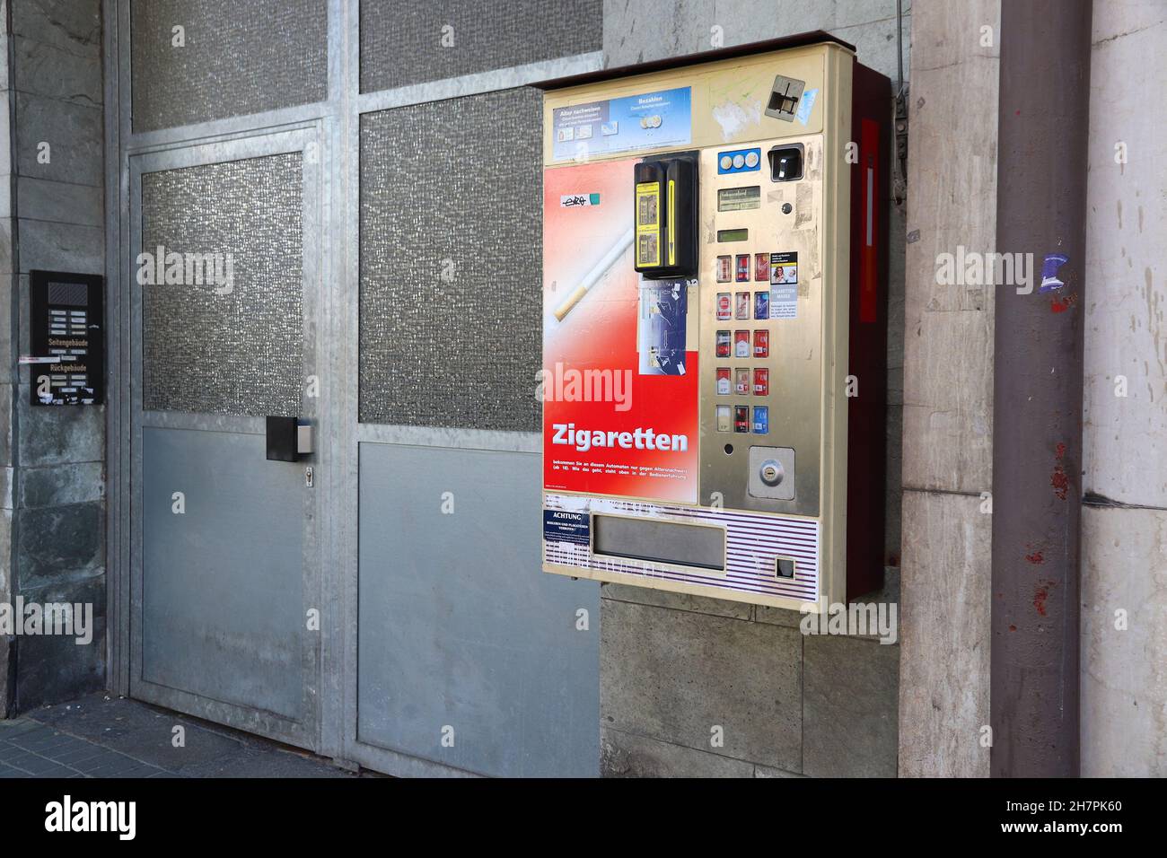 NÜRNBERG, DEUTSCHLAND - 6. MAI 2018: Zigarettenautomat in Nürnberg, Deutschland. Die Maschinen sind in Deutschland weit verbreitet. Sie führen Alterskontrollen durch Stockfoto