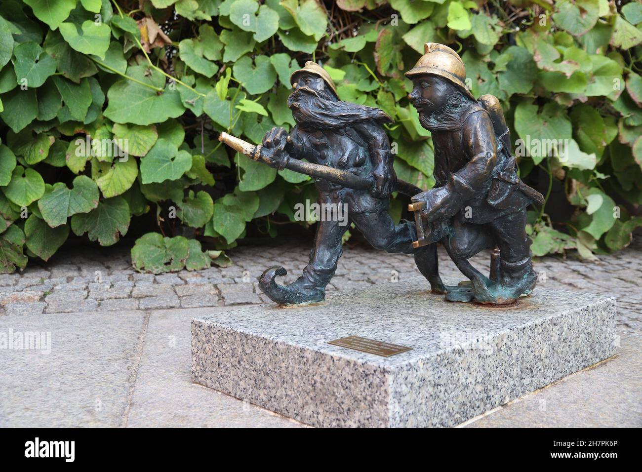 BRESLAU, POLEN - 2. SEPTEMBER 2018: Zwerge oder Zwerge Feuerwehrmann kleine Statue in Breslau, Polen. Breslau hat 350 Gnome Skulpturen von verschiedenen Künstlern Stockfoto