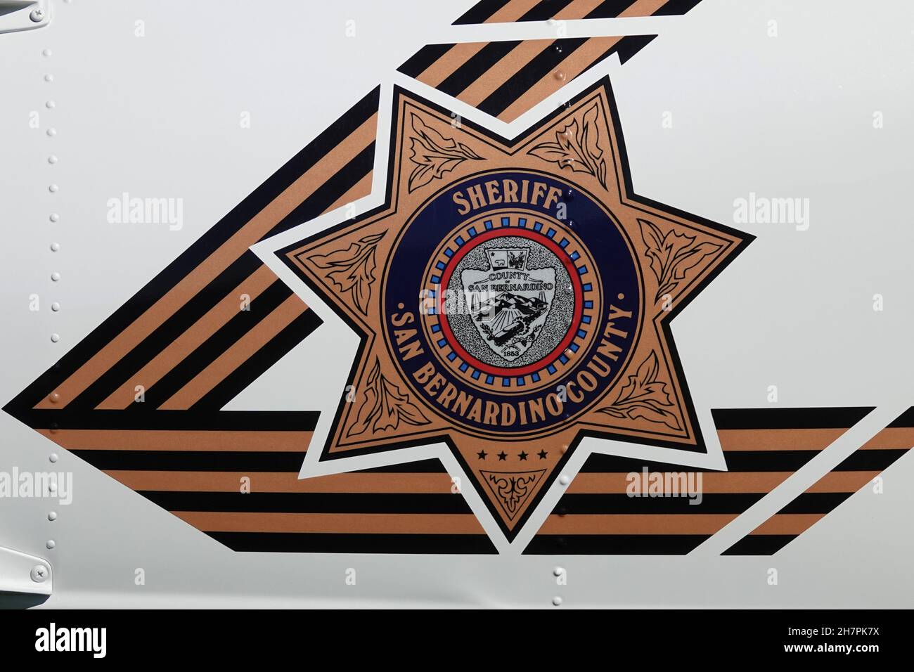 Los Angeles, CA / USA - 13. November 2021: Das County of San Bernardino County Sheriff Logo ist auf einem Hubschrauber bei einer lokalen Flugshow abgebildet. Stockfoto