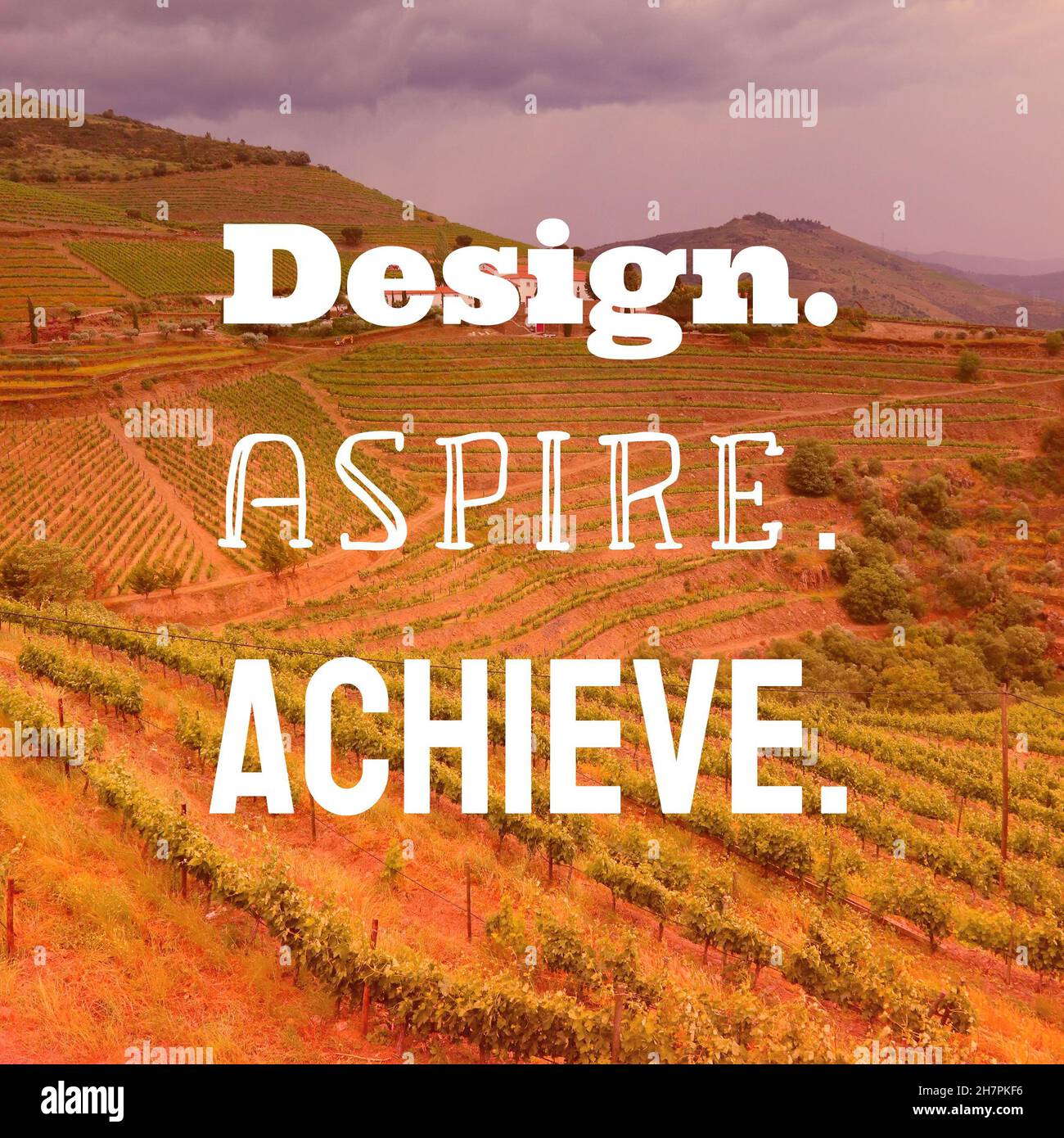 Entwerfen, streben, erreichen. Inspirierendes Poster zum Angebot am Arbeitsplatz. Zeichen der Erfolgsmotivation. Stockfoto