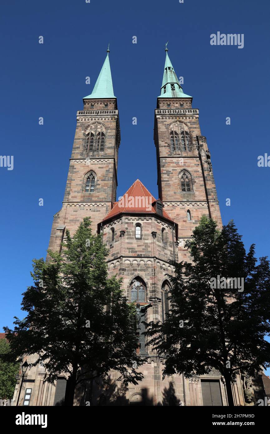 Mittelalterliches Deutschland. Gotische Architektur in Nürnberg. Mittelalterliches Wahrzeichen - St. Sebaldus Kirche (St. Sebald, Sebalduskirche). Stockfoto