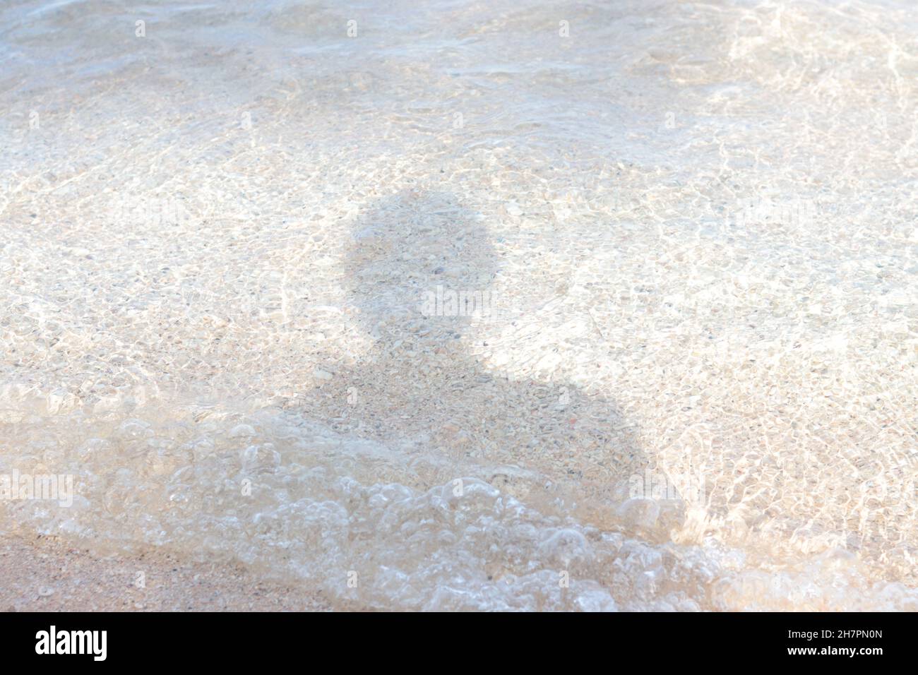 Foto des Schattens eines Mannes im Wasser Stockfoto