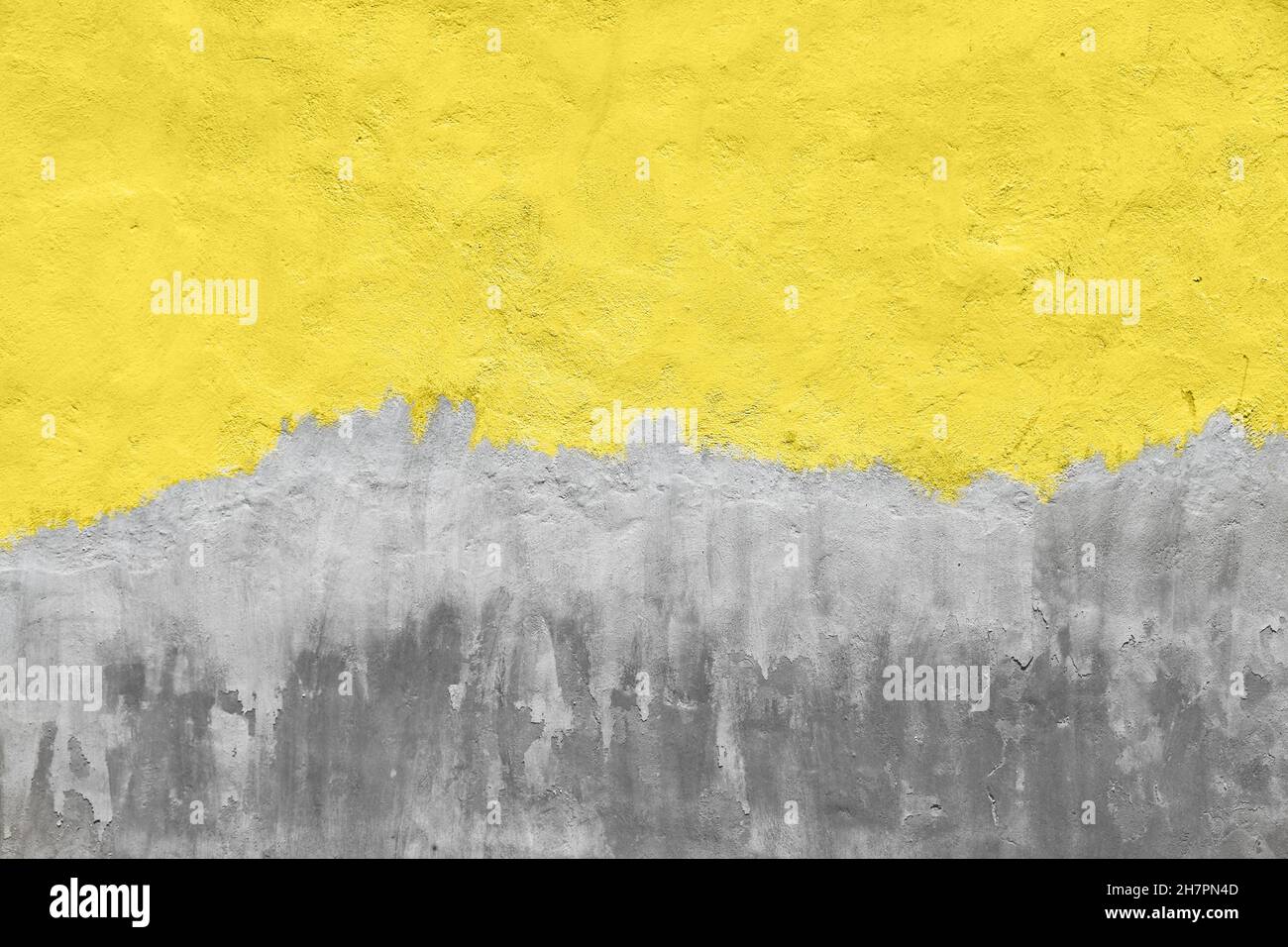Alte gelb lackierte graue Putzbetonwand mit Wetterflecken, Runs und Defekten Stockfoto