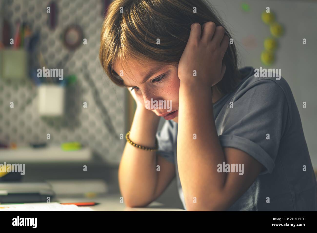 Verärgert Schülerin macht Unterricht, ihre Hausaufgaben. Lernschwierigkeiten. Psychische Gesundheit Stockfoto