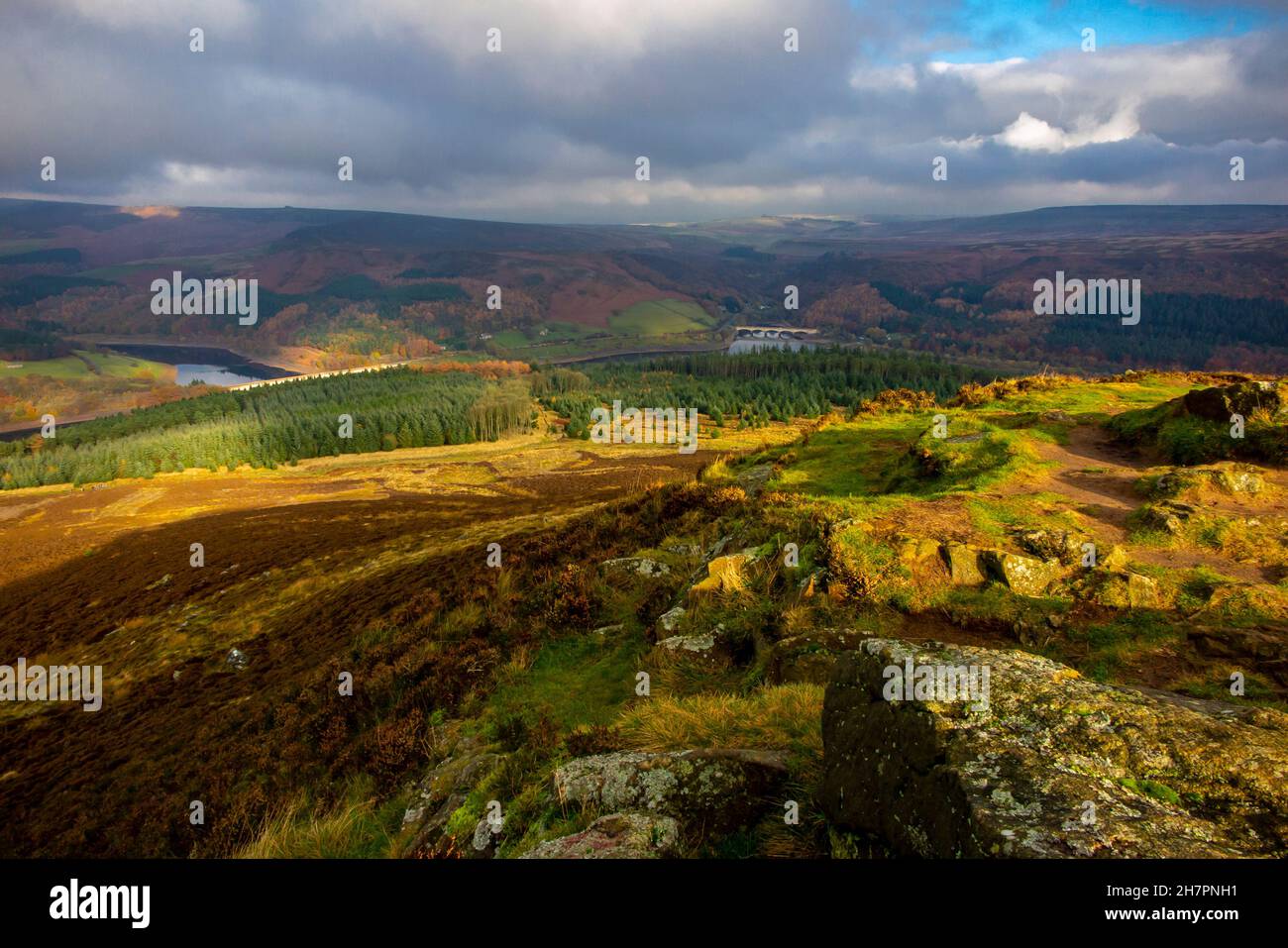 Blick auf den Peak District National Park vom Gipfel des Win Hill in Richtung Ladybower Reservoir Derbyshire England UK Stockfoto